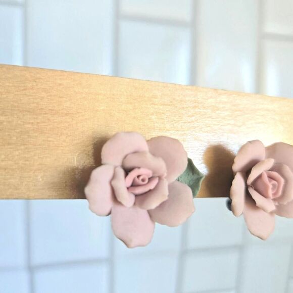 CLIP ON Vintage ceramic rose earrings - Picture 3 of 5